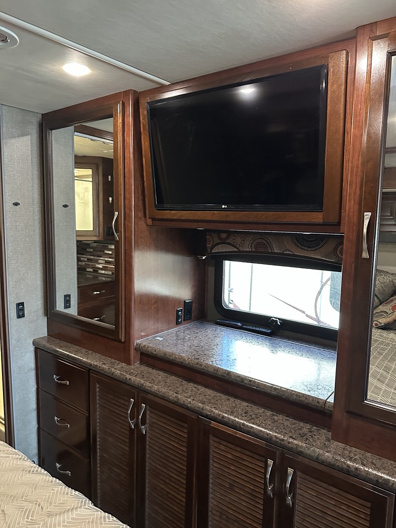 
								2011 Fleetwood Pace Arrow full									