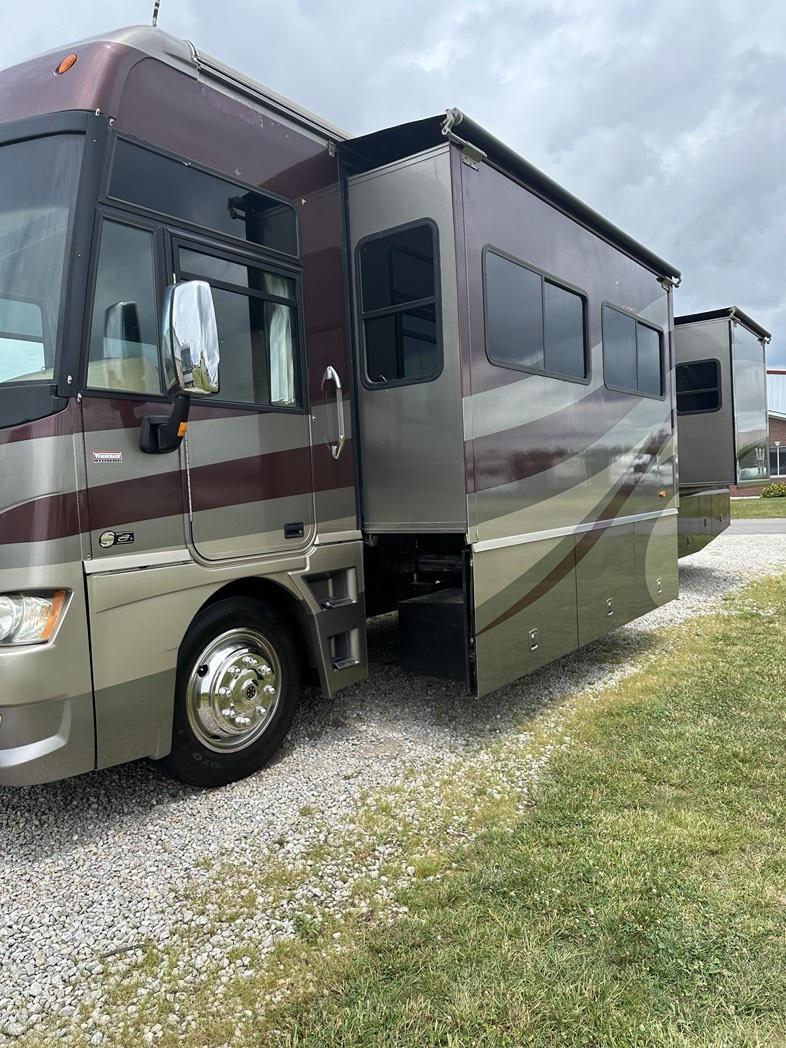 
								2006 Winnebago Adventure full									