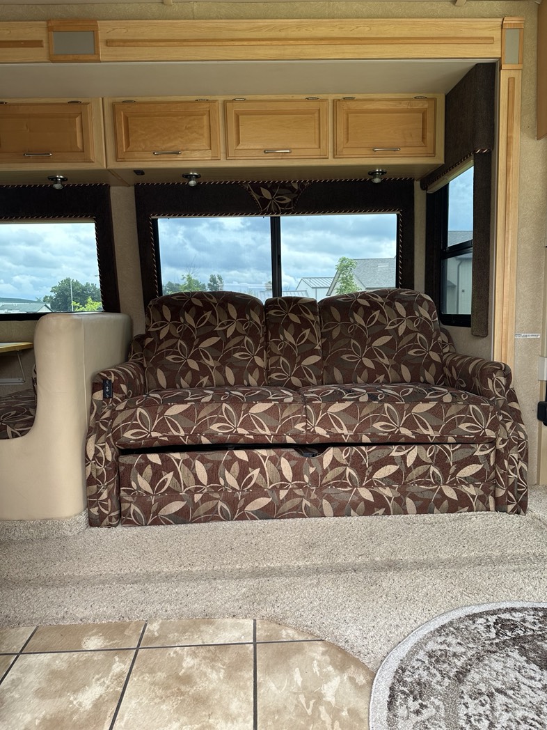 
								2006 Winnebago Adventure full									
