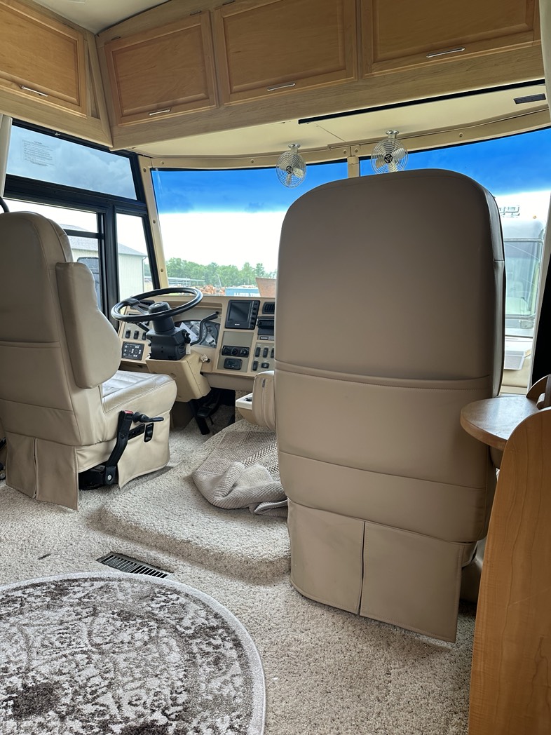 
								2006 Winnebago Adventure full									