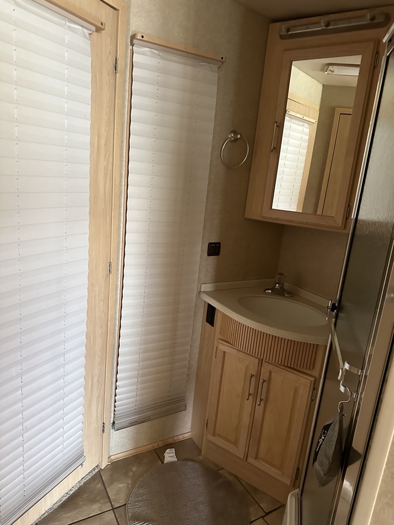
								2006 Winnebago Adventure full									