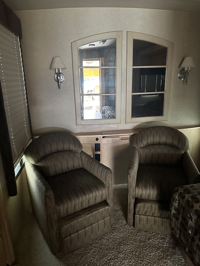 
								2006 Winnebago Adventure full									