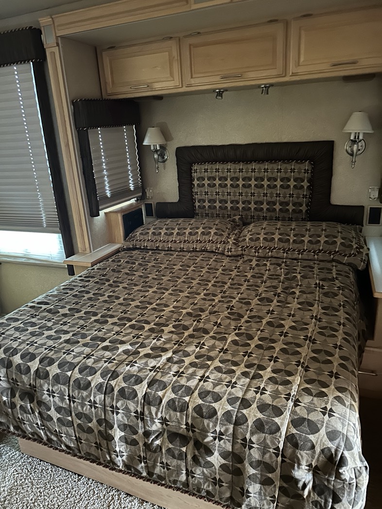 
								2006 Winnebago Adventure full									