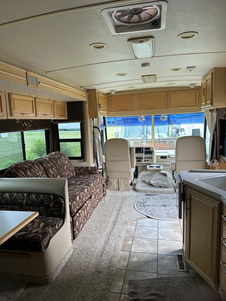 
								2006 Winnebago Adventure full									